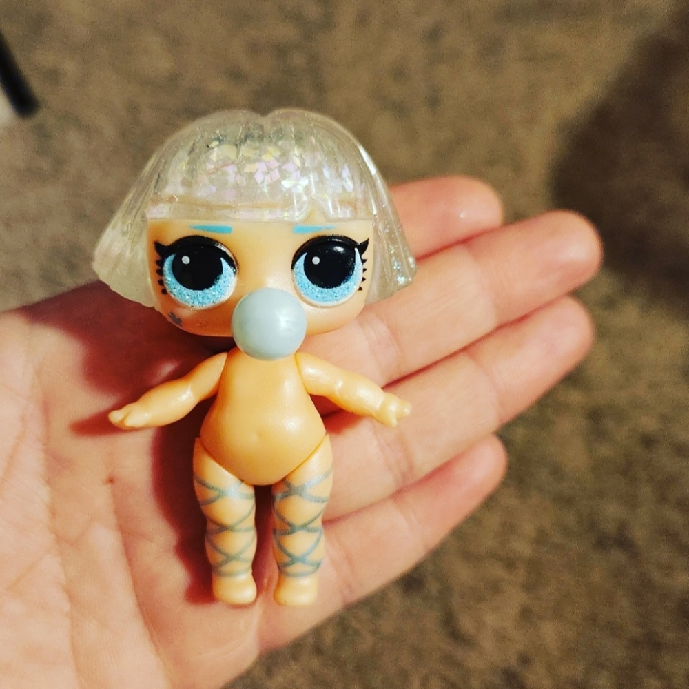 MGA LOL Surprise Dolls Winter Disco Series On Poine